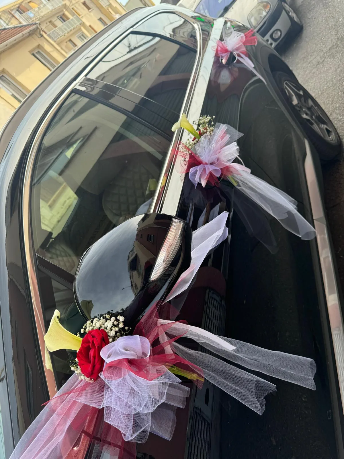 Décoration de voiture de mariage - Fleuriste à Villeparisis